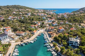 Marina - Private House Vila Leylandii Ražanj - Rogoznica with swiming pool 80 m grom sea (Ražanj)