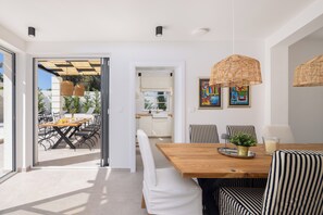 Dining - Private House Vila Leylandii Ražanj - Rogoznica with swiming pool 80 m grom sea (Ražanj)