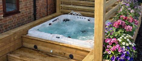 Outdoor spa tub