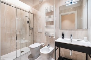 Shower, hair dryer, bidet, towels - Palazzo Accademia-Brunelleschi-1 (Firenze)