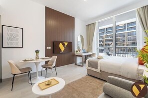 Estudi de luxe, balcó, vistes a la ciutat | Llençols de cotó egipci i roba de llit d'alta qualitat 