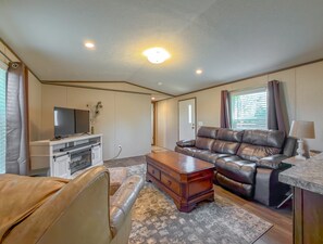 Living area - 2BR Lake Seminole Fishing cabin -2 Min Boat ramp 4 Min Big Jim's (Donalsonville)