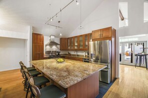 Fridge, microwave, oven, stovetop - The Ridge at Penn Estates | A 4BR Pocono Retreat (East Stroudsburg)