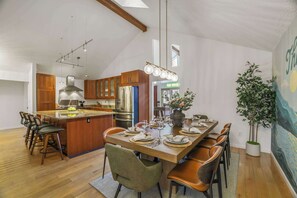 Dining - The Ridge at Penn Estates | A 4BR Pocono Retreat (East Stroudsburg)