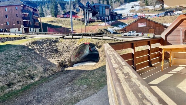 A ski lift, a wooden building, and a mountain backdrop. - Marvel Morillon - 10 min de la station (Morillon)