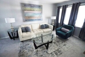 Living area - Cute 4 Bed house - Central Tulsa with Fenced back yard (Tulsa)