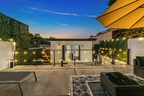 Terrace/patio - Private Hollywood Hills Retreat – Modern Furnished 2BR Home with Views & Patio (Los Angeles)
