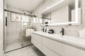Shower, hair dryer, towels, soap - Private Hollywood Hills Retreat – Modern Furnished 2BR Home with Views & Patio (Los Angeles)