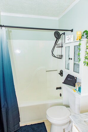 Séchoir à cheveux, serviettes fournies, savon, shampooing