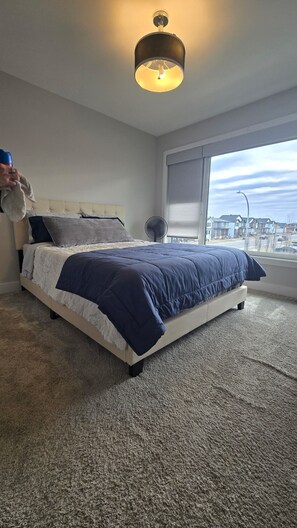 Room - Modern 3BR Townhouse - Comfort & Convenience (Lethbridge)