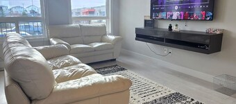 Modern 3BR Townhouse - Comfort & Convenience