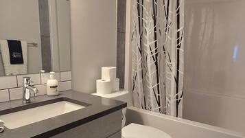 Serviettes fournies, papier toilette