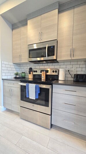 Private kitchen - Modern 3BR Townhouse - Comfort & Convenience (Lethbridge)