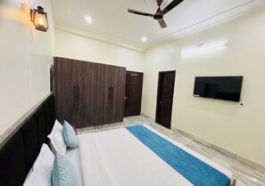 Iron/ironing board, free WiFi - The Omaya Kashi (Varanasi)