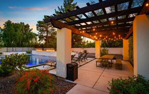 Outdoor dining - Luxury Scottsdale Estate: Pool, Spa, Pickleball & Golf (Scottsdale)