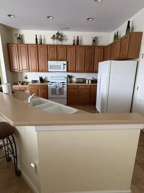 Coffee/tea maker, fridge, microwave, oven - Golf Community Luxury: Spacious Home with every amenity (Davenport)