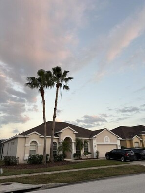 Exterior - Golf Community Luxury: Spacious Home with every amenity (Davenport)