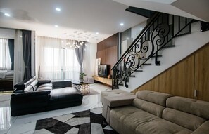 Loftsleilighet – deluxe, 5 soverom, balkong, byutsikt | Oppholdsområde