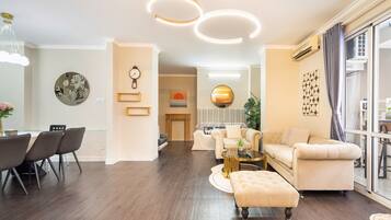 Deluxe Apartment, City View | Living area