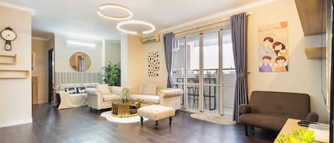 Superior Apartment, City View | Living area