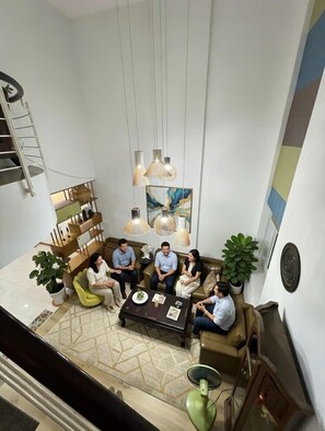 Deluxe-Penthouse, 3 Schlafzimmer, Balkon, Stadtblick | Wohnbereich