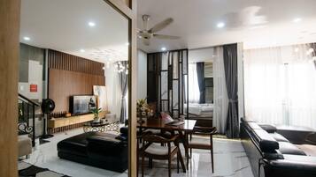 Penthouse Deluxe - 5 sovrum - balkong - utsikt mot staden | Vardagsrum