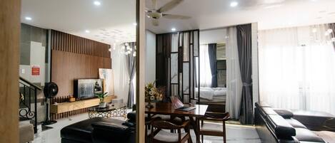 Deluxe Penthouse, 5 Bedrooms, Balcony, City View | Living area