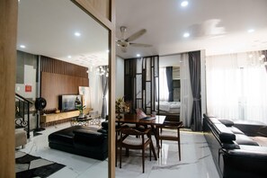 Penthouse Deluks, 5 kamar tidur, balkon, pemandangan kota | Area keluarga | Smart TV 55-inci dengan saluran TV kabel