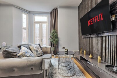 Modern 1 Bedroom Apartment Near West Cliff Beach | Sleeps 2