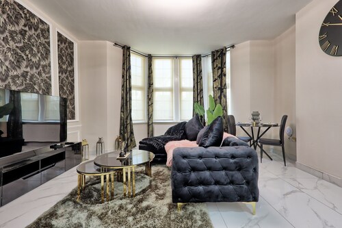 Modern 1 & 2 Bedrooms Flats Near West Cliff Beach