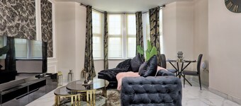 Modern 1 & 2 Bedrooms Flats Near West Cliff Beach