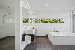 Shower, hair dryer - Peka Peka Beach House - Waikanae Holiday Home (Waikanae)