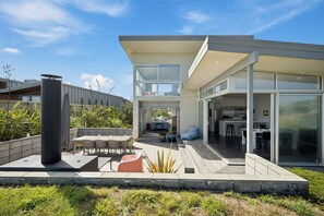 Outdoor dining - Peka Peka Beach House - Waikanae Holiday Home (Waikanae)