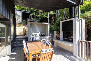 Outdoor dining - Nature's Luxe - Moetapu Bay Holiday Home (Picton)