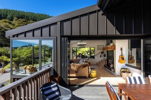 Outdoor dining - Nature's Luxe - Moetapu Bay Holiday Home (Picton)