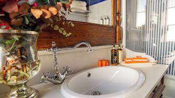 Deluxe Double Room | Bathroom