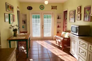 Interior - Flamingo Beach: Steps from the Beach (Flagler Beach)