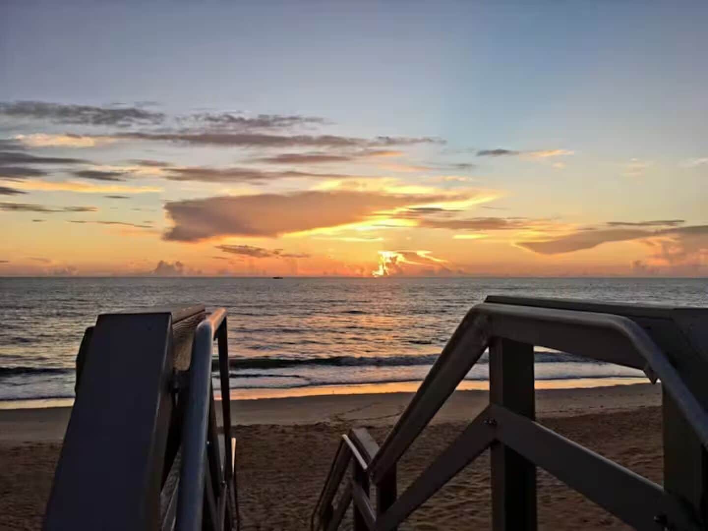 Beach nearby, sun loungers, beach towels