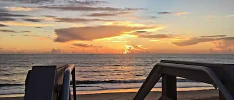 Beach nearby, sun loungers, beach towels