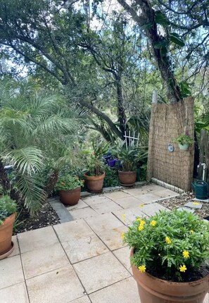 Property grounds - Flamingo Beach: Steps from the Beach (Flagler Beach)