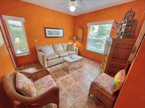 Smart TV, DVD player, books - Flamingo Beach: Steps from the Beach (Flagler Beach)