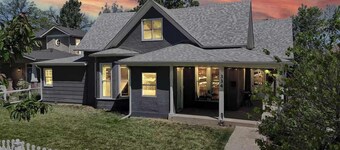 Quaint Victorian Duplex 1/4 mile to Old Town SQ