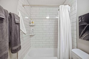 Douche, sĂšche-cheveux, serviettes fournies, shampoing