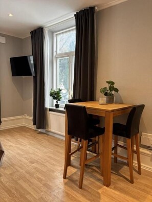 Apartment | Dining - Villa Bäckagård Bed & Breakfast (Åstorp)