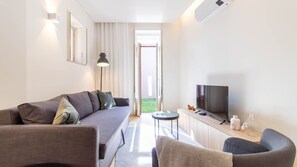 TV - Caldeireiros 95 | Wonderful Studio by LovelyStay (Porto)