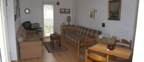 อพาร์ทเมนท์ (One Bedroom apartment with sea view A) | ห้องนั่งเล่น