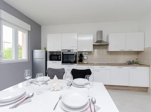 อพาร์ทเมนท์ (Two bedroom Apartment A3 (Dani)) | ครัวส่วนตัว | ตู้เย็น