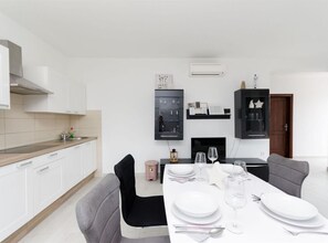 Lejlighed (Two bedroom Apartment A3 (Dani)) | Stue | 32-tommers fladskærms-tv med satellitkanaler