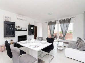 Lejlighed (Two bedroom Apartment A3 (Dani)) | Stue | 32-tommers fladskærms-tv med satellitkanaler