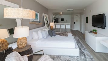 1 habitación, escritorio, tabla de planchar con plancha y cuna de viaje